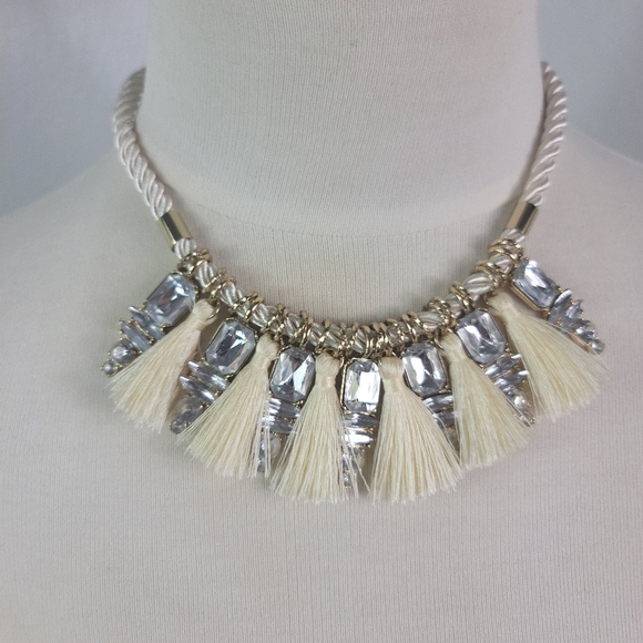 TASSEL & RHINSTONES BIB NECKLACE OFF WHITE